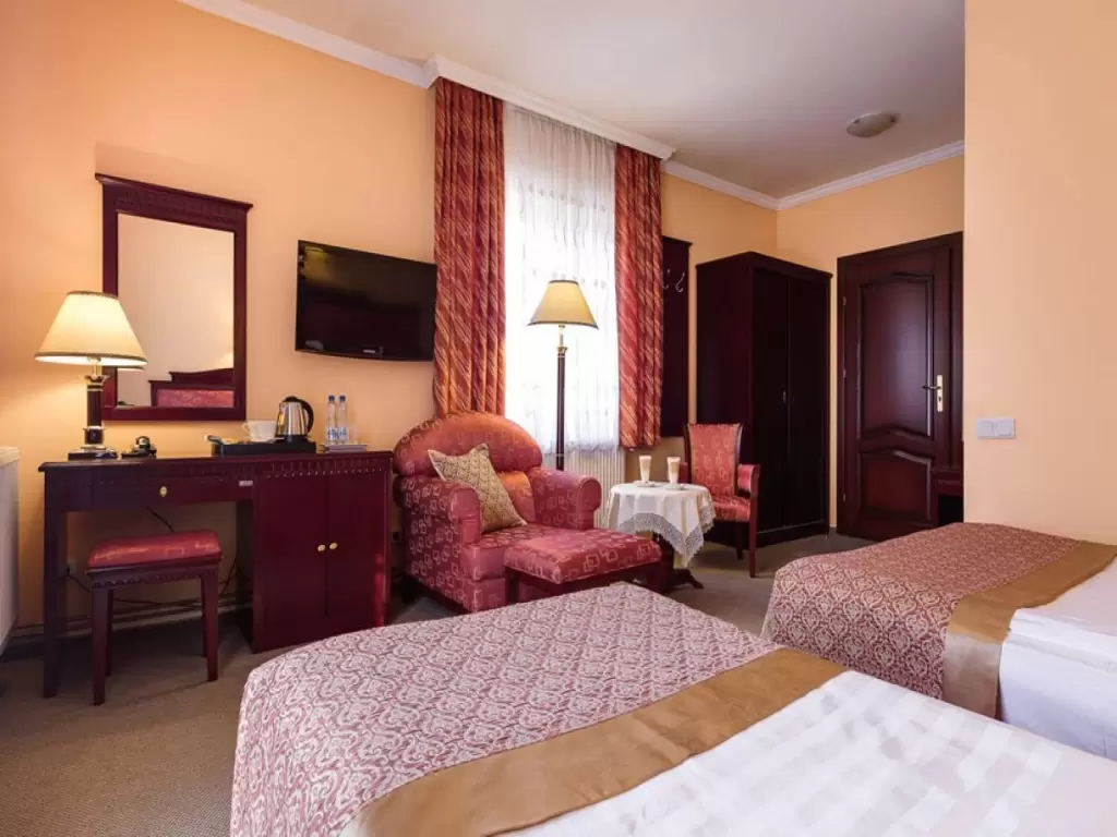 W jakich hotelach w Dolnośląskim zorganizuję konferencję z noclegiem dla grupy powyżej 100 osób?