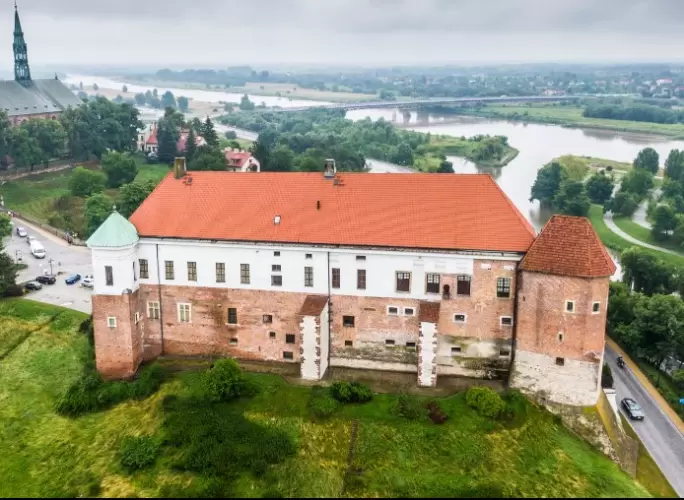 Gdzie w Świętokrzyskiem można zorganizować konferencję w nietypowej lokalizacji, np. zamku lub dworku?