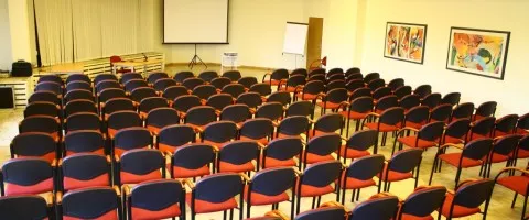 Gdzie można znaleźć sale konferencyjne z możliwością organizacji wydarzenia dla 150 osób?