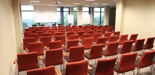 Jakie hotele w województwie świętokrzyskim mają 4-gwiazdkową kategorię i przestrzeń konferencyjną?