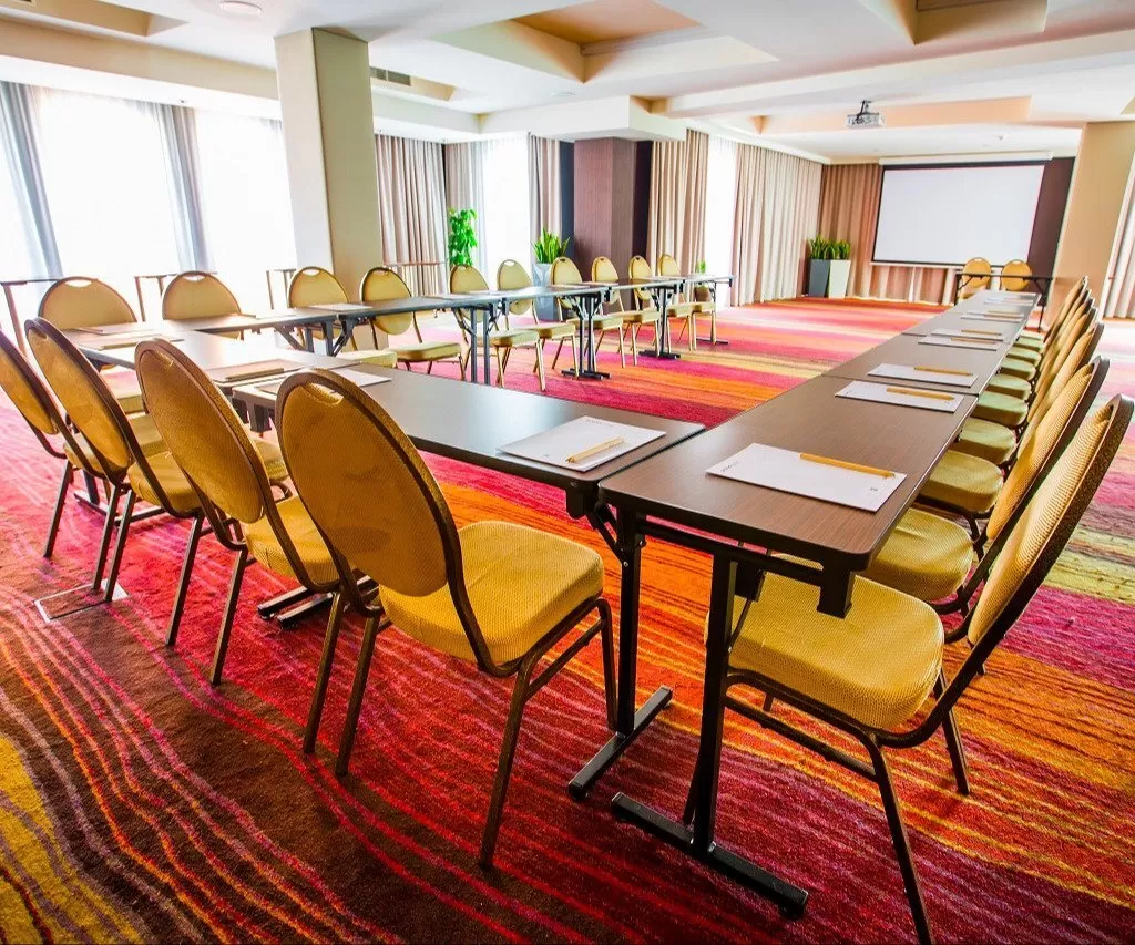 Jakie obiekty w Rzeszowie oferują sale konferencyjne z miejscem dla 200 osób?