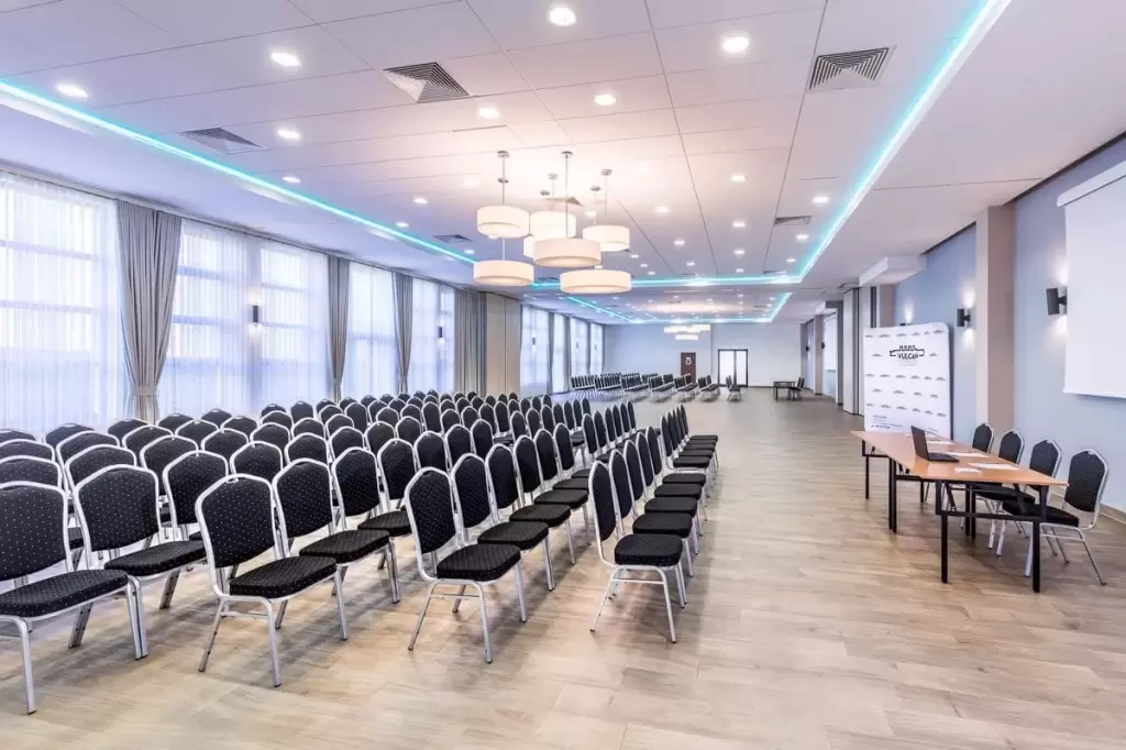 Który hotel w Szczecinie oferuje największą liczbę miejsc noclegowych?