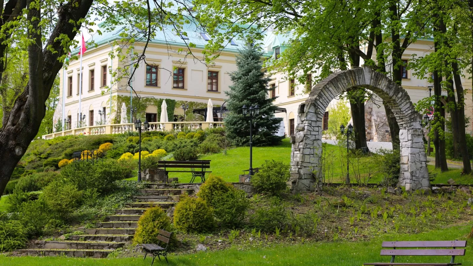 O której zaczyna się i kończy doba hotelowa w Manor House Pałac Odrowążów?