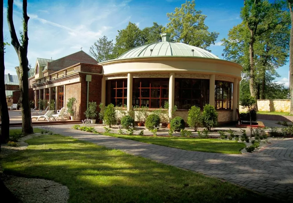 Czy Manor House Pałac Odrowążów posiada własny parking?
