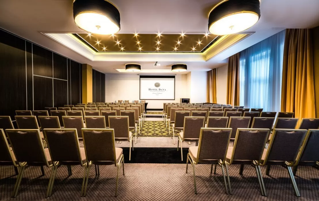 Które obiekty w Szczecinie oferują sale konferencyjne z dostępem do ogrodu lub tarasu?
