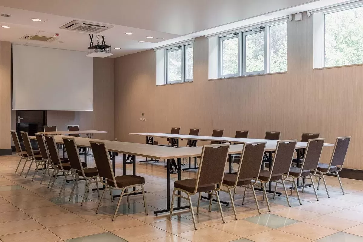 Jakie obiekty konferencyjne w Kielcach oferują możliwość organizacji ogniska?