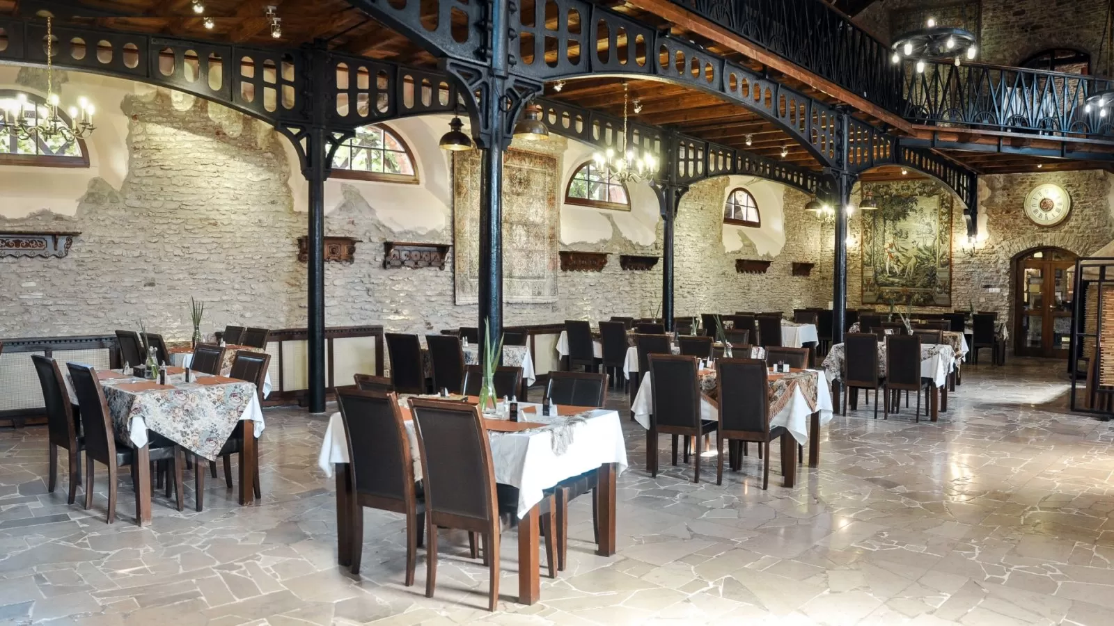 Na ile osób można maksymalnie zorganizować bankiet w Manor House Pałac Odrowążów?