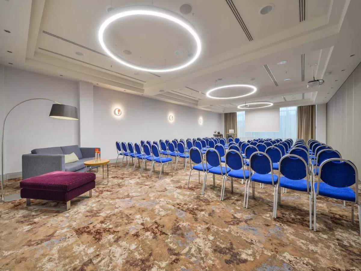Gdzie w Gdańsku można zorganizować konferencję dla 100 osób?
