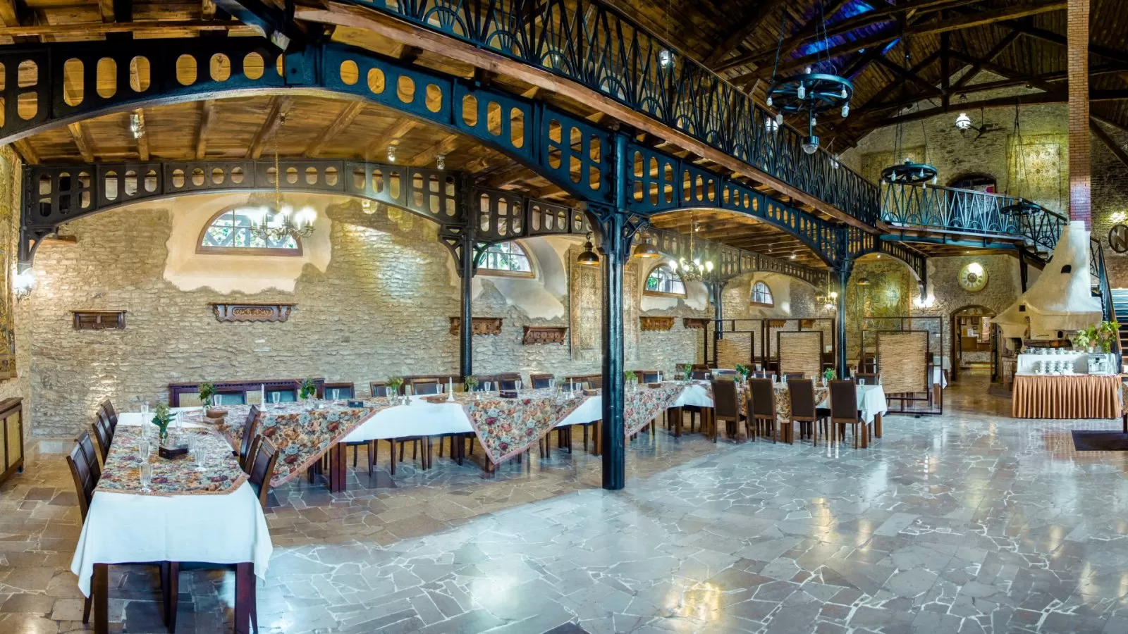 W jakich godzinach czynna jest restauracja w obiekcie Manor House Pałac Odrowążów?