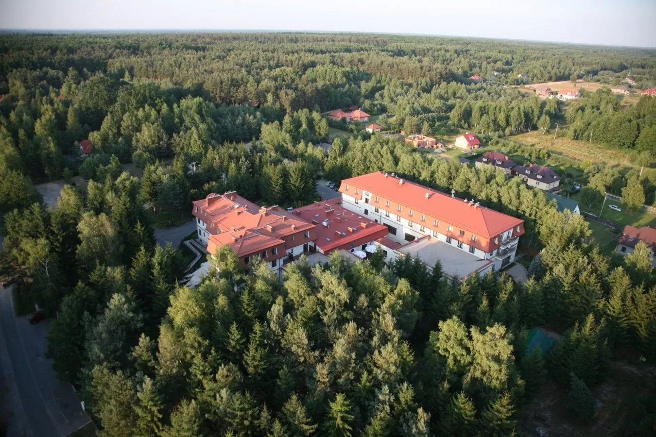 Czy hotel Afrodyta posiada własny parking?
