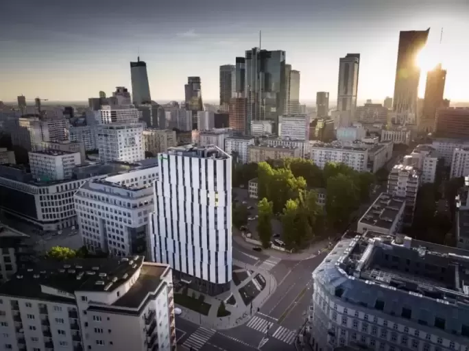 Które obiekty w Warszawie oferują sale konferencyjne z własnym parkingiem?