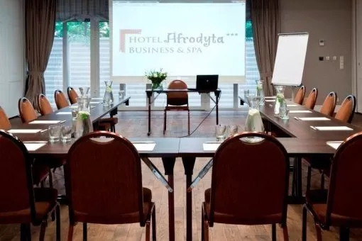 Na ile osób maksymalnie zorganizuję konferencję w hotelu Afrodyta?