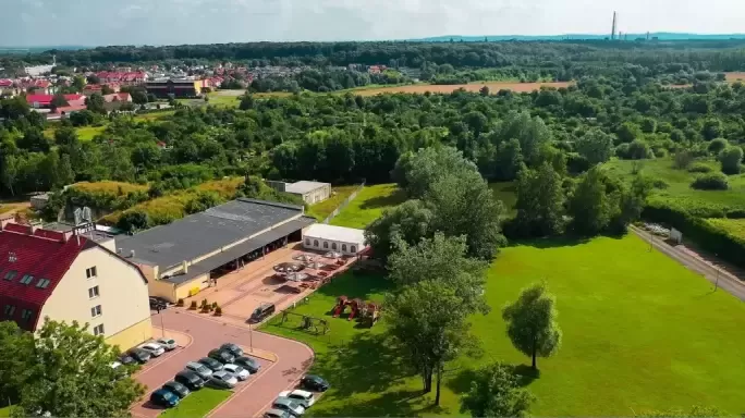 Które obiekty konferencyjne w dolnośląskim posiadają duże parkingi dla uczestników wydarzeń?