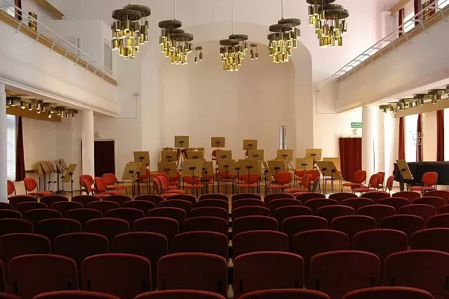 Które obiekty w Zielonej Górze posiadają salę konferencyjną na ponad 200 osób?