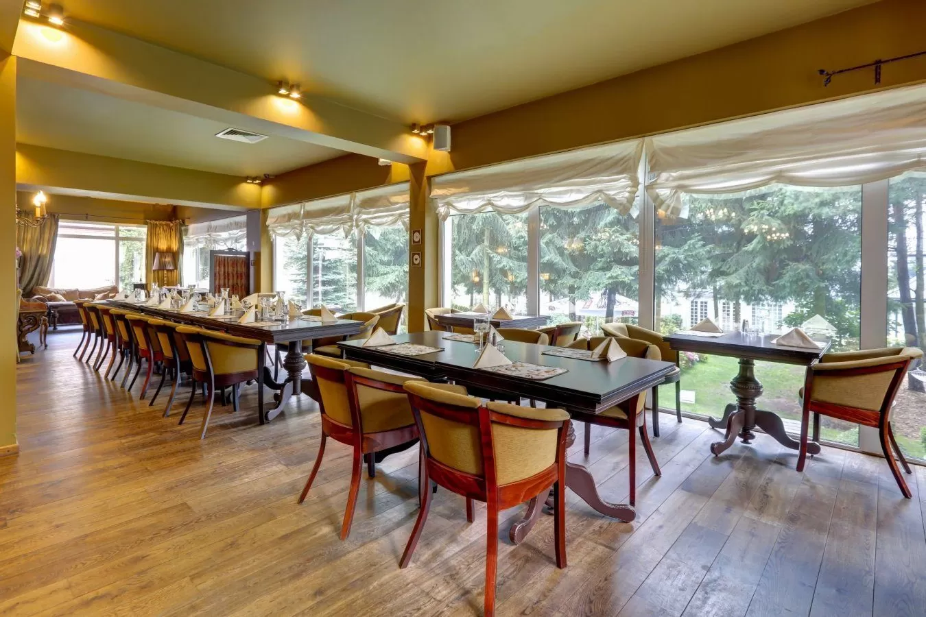 W jakich godzinach czynna jest restauracja w hotelu Afrodyta?