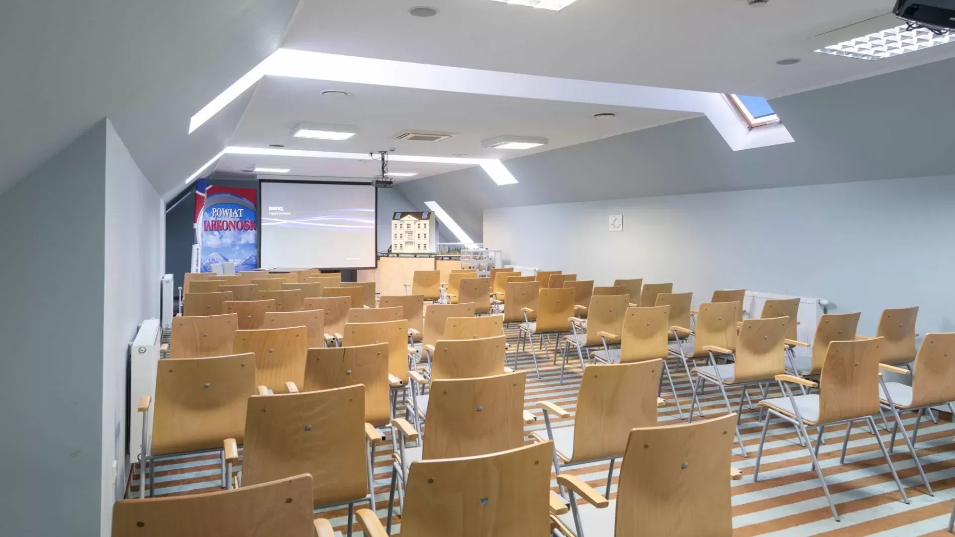 Które hotele konferencyjne w Karpaczu posiadają basen i strefę SPA?