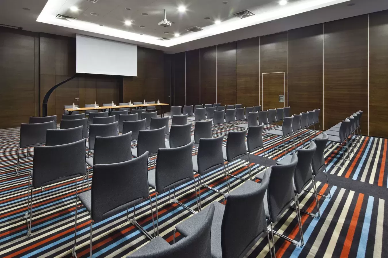 Gdzie w Mikołajkach można zorganizować konferencję dla 200 osób?