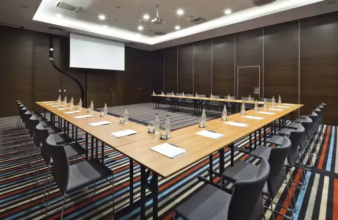Które obiekty konferencyjne w Mikołajkach organizują wycieczki po okolicy?