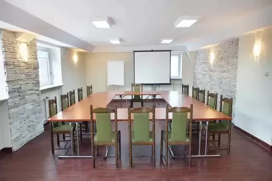 Które obiekty w Wiśle posiadają salę konferencyjną na ponad 100 osób?