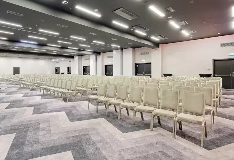 Które obiekty we Wrocławiu znajdują się najbliżej dworca kolejowego?