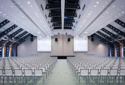 Jakie są obiekty konferencyjne w Łodzi, które znajdują się w centrum miasta?