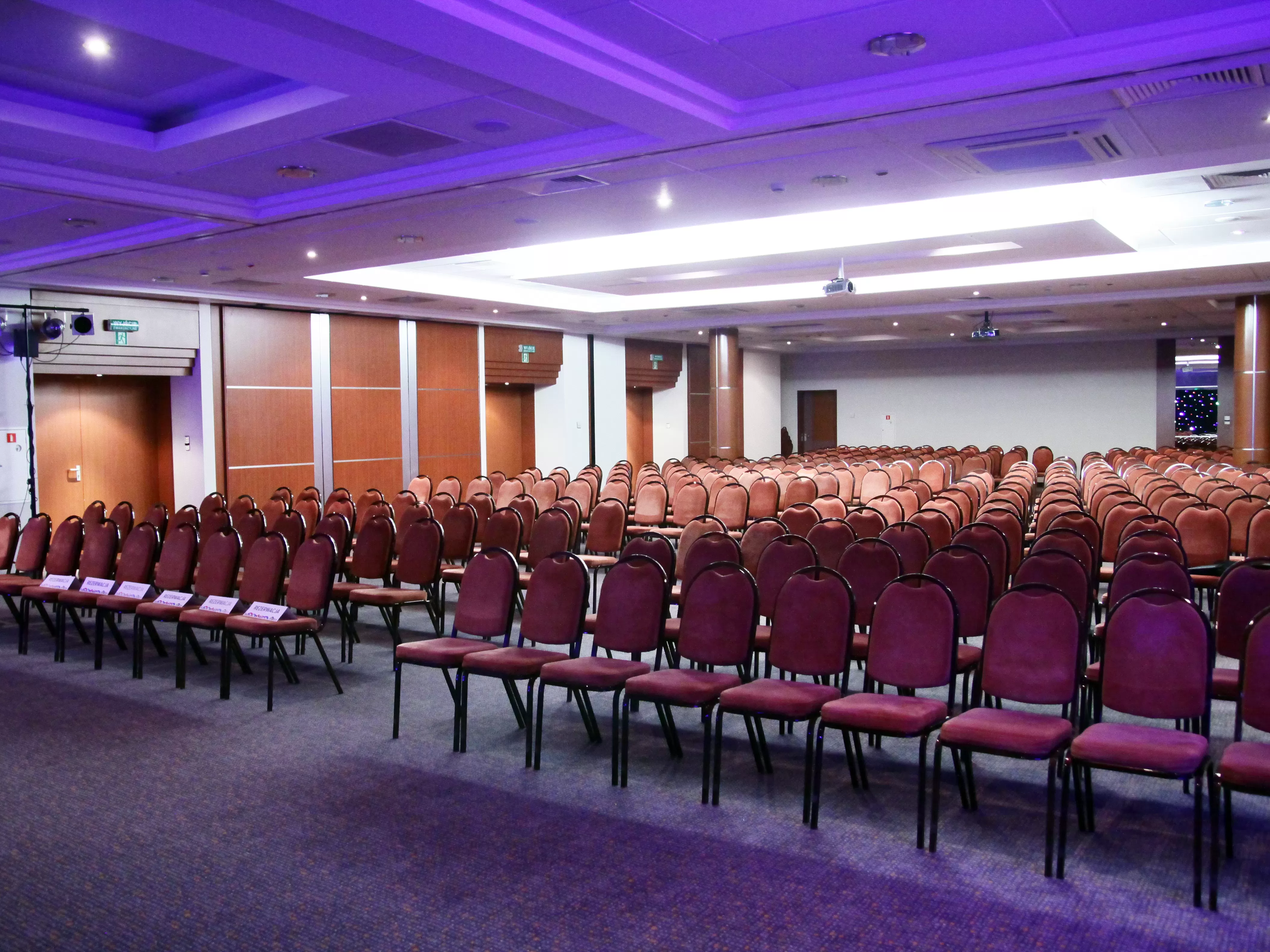 Które obiekty konferencyjne w Gdyni mają klimatyzowane sale?
