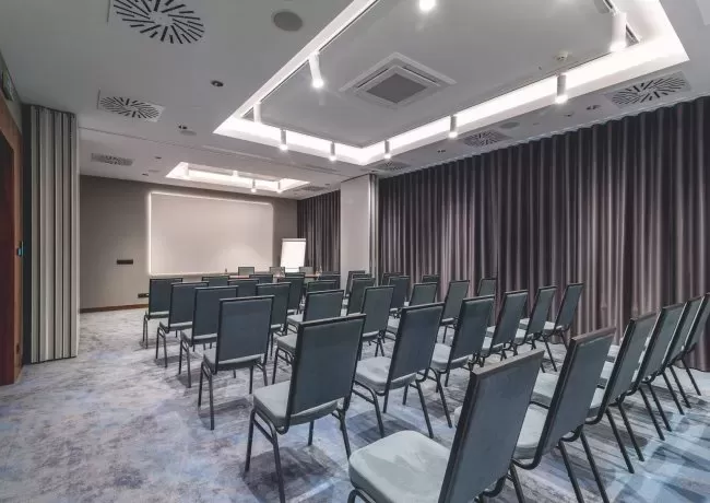 Które obiekty w Gdyni znajdują się najbliżej dworca kolejowego?