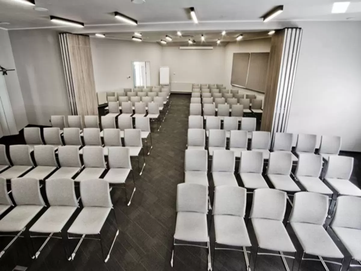 Czy w wielkopolskim znajdują się obiekty konferencyjne blisko lotniska?