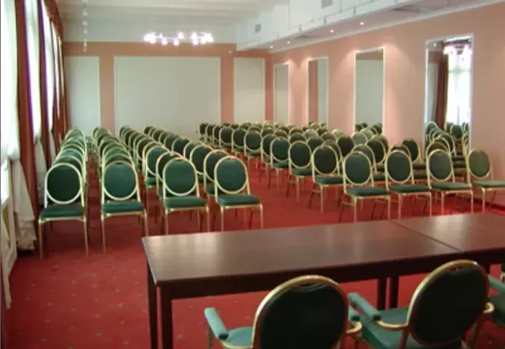 Które hotele konferencyjne z basenem w Lublinie oferują nocleg dla ponad 100 osób?