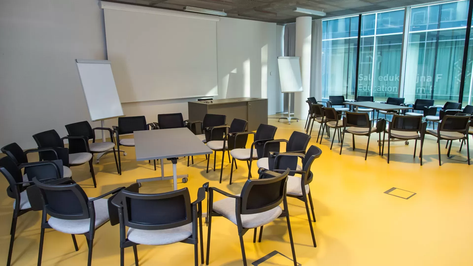 Jakie obiekty konferencyjne w Katowicach posiadają przestronne sale z naturalnym oświetleniem?