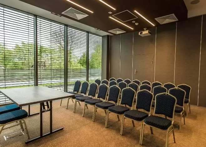 Które obiekty we wschodniej Małopolsce oferują sale konferencyjne z klimatyzacją?