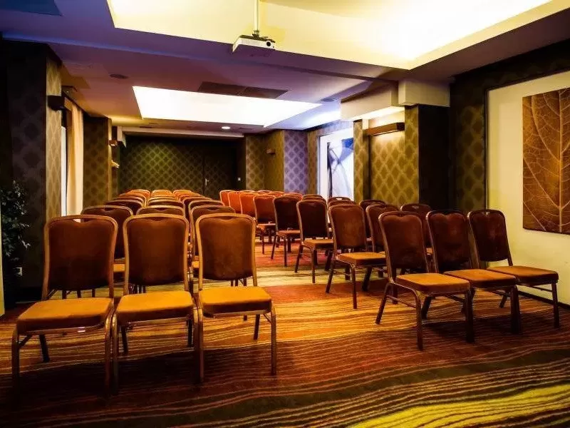 Gdzie w Rzeszowie można wynająć hotel z basenem dla dużej konferencji firmowej?