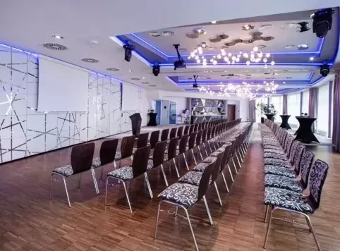 Które hotele konferencyjne z basenem w metropolii rzeszowskiej oferują nocleg dla ponad 500 osób?