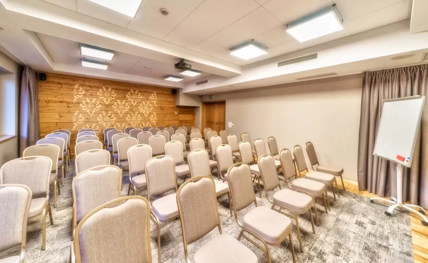 Jakie hotele konferencyjne w Zakopanem oferują pokoje z przestrzenią do pracy biurowej?