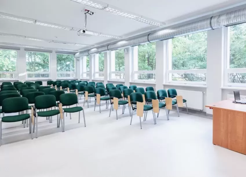 Które obiekty konferencyjne w Sopocie mają sale z nowoczesnym sprzętem audiowizualnym?