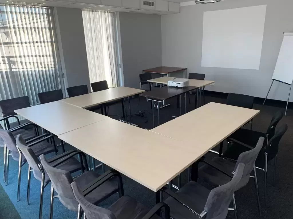 Jakie tanie sale konferencyjne nad morzem oferują korzystne warunki dla kameralnych spotkań?