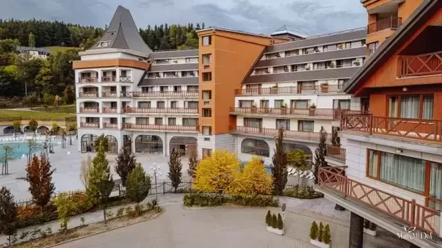 Jakie hotele konferencyjne w górach oferują przestronne lobby idealne na networking po wydarzeniu?