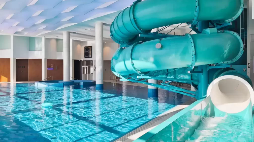 Jakie hotele konferencyjne w górach oferują dostęp do strefy wellness z jacuzzi?