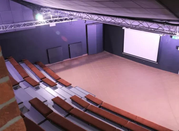 Gdzie na mazurach można wynająć dużą salę konferencyjną dla 500 uczestników?
