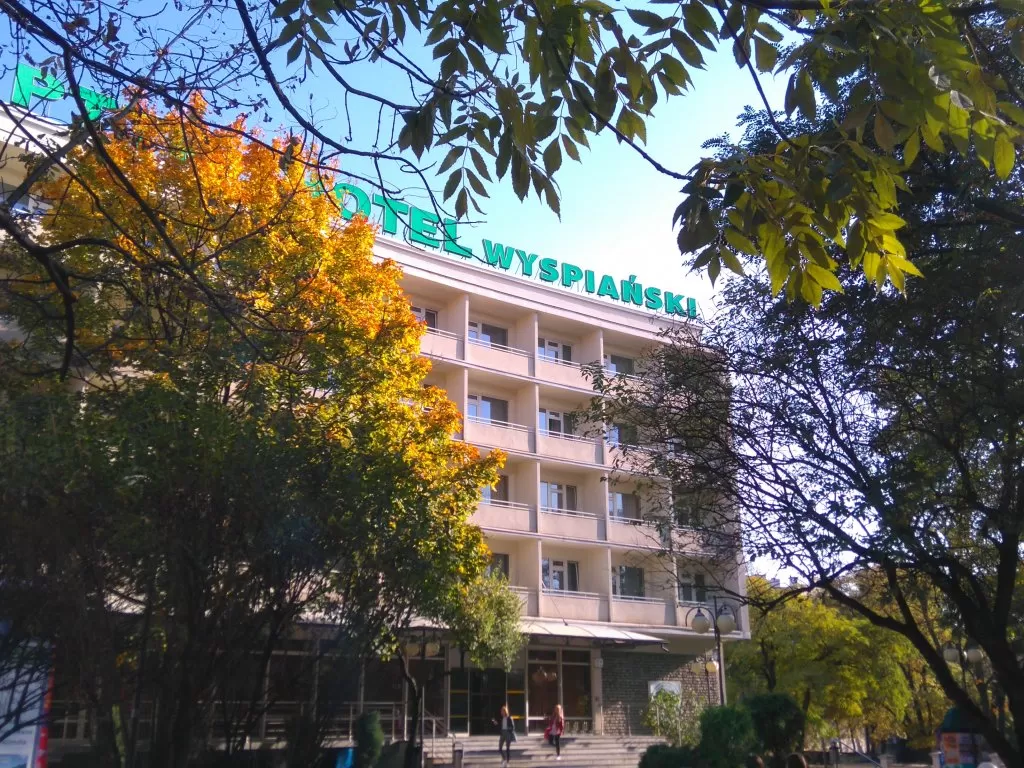 Czy hotel Wyspiański posiada własny parking?