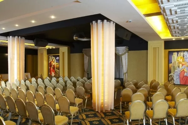 Które hotele w Gdyni zapewniają dostęp do basenu zewnętrznego?