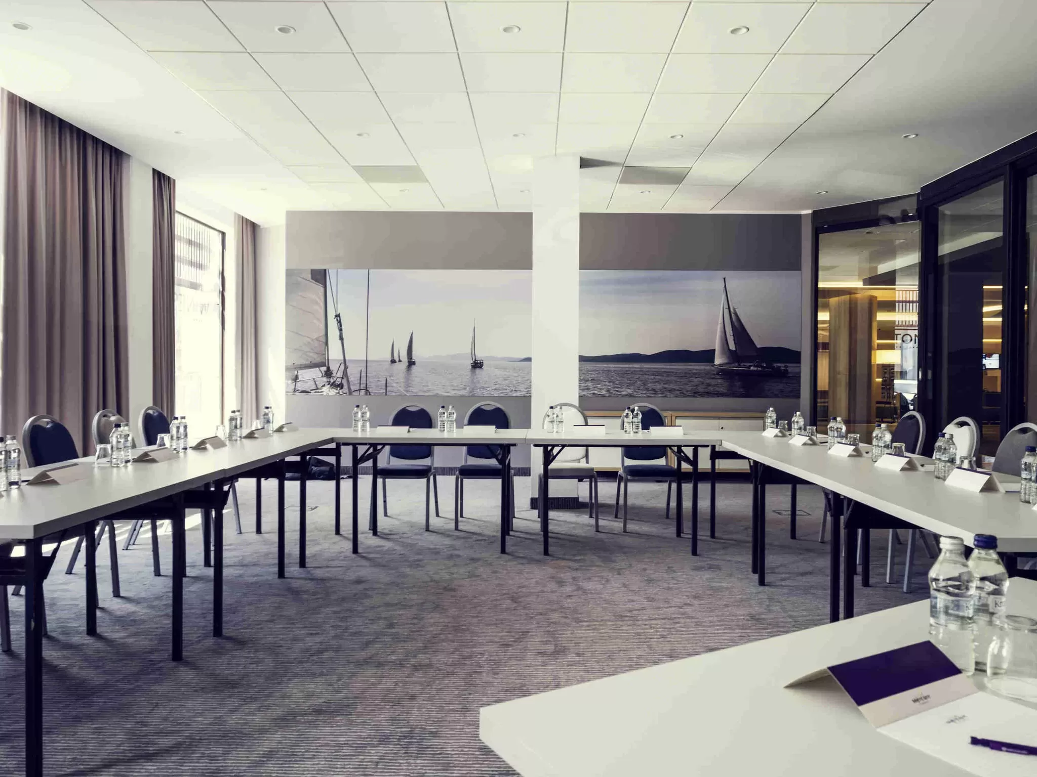 Które hotele konferencyjne z basenem w Gdyni oferują nocleg dla ponad 200 osób?