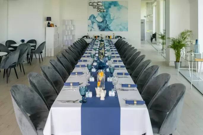 Które sale konferencyjne w Gdyni znajdują się w dogodnej lokalizacji blisko transportu publicznego?