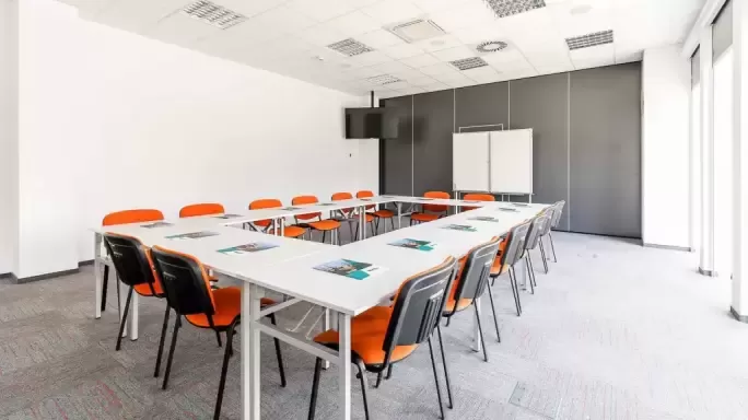 Które obiekty w Gdyni oferują sale konferencyjne w biurowcach?