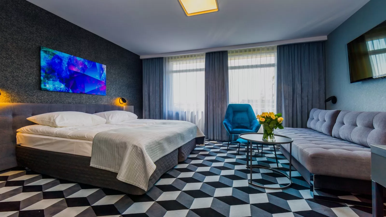 Jakie udogodnienia znajdują się w pokojach hotelowych - czy jest sejf, balkon itd.?