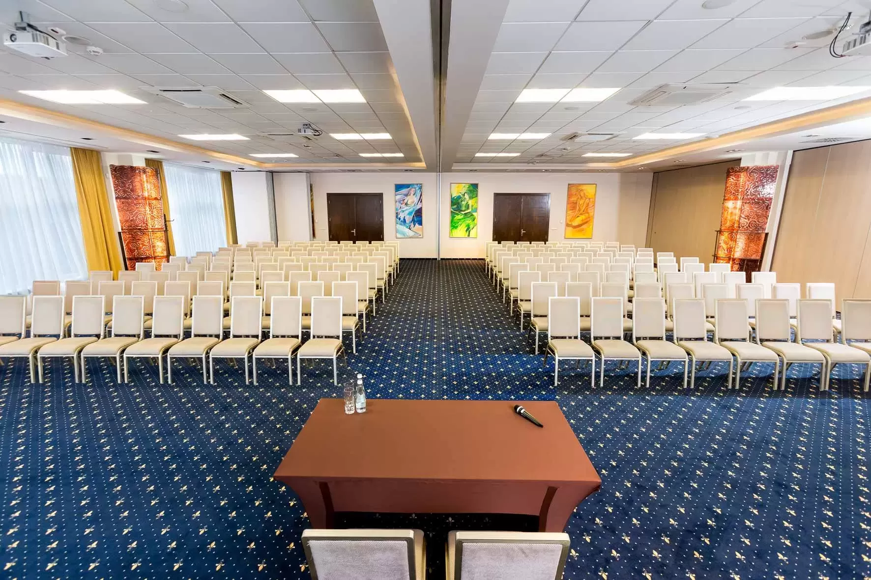 Które obiekty konferencyjne w Kielcach mają sale z nowoczesnym sprzętem audiowizualnym?