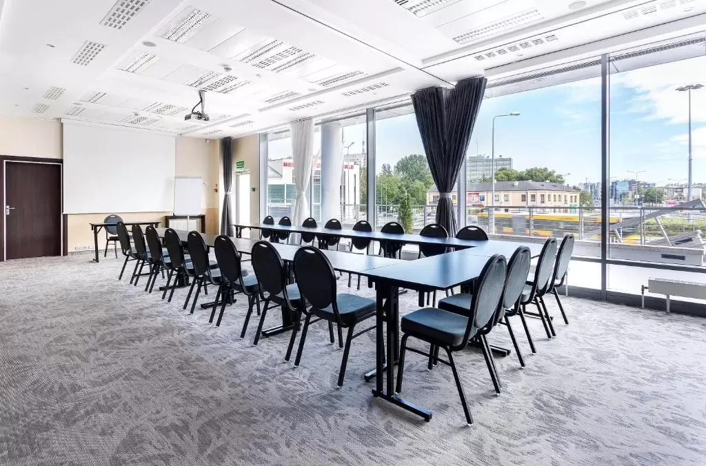 Jakie hotele konferencyjne w Kielcach oferują przestronne lobby idealne na networking po wydarzeniu?