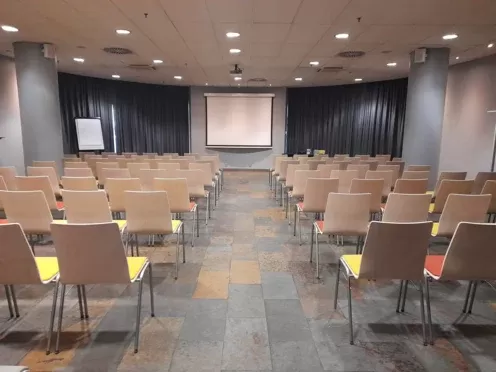 Jakie obiekty we Wrocławiu oferują przestronne sale konferencyjne z możliwością podziału na mniejsze części?