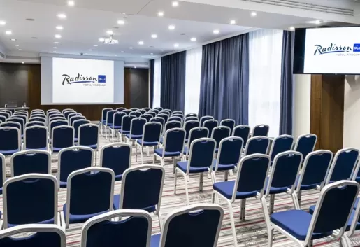 Jakie hotele konferencyjne we Wrocławiu oferują pokoje z przestrzenią do pracy biurowej?