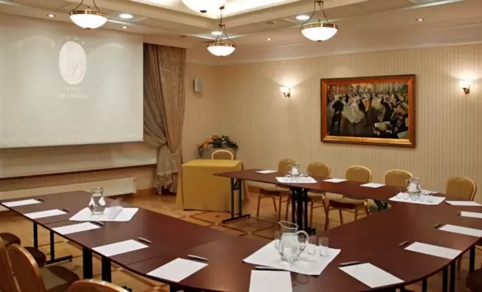 Jakie obiekty konferencyjne w Białymstoku oferują pokoje z minibarem dla uczestników spotkań biznesowych?